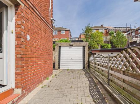 3 bedroom Semi-detached house to let in Moreton Close, Kidsgrove, ST7