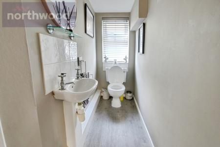 4 bedroom Detached house to let in Eastfield Lane, Dunnington, York, YO19