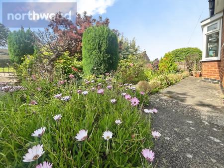 2 bedroom Semi-detached bungalow for sale in Aldersyde, York, YO24