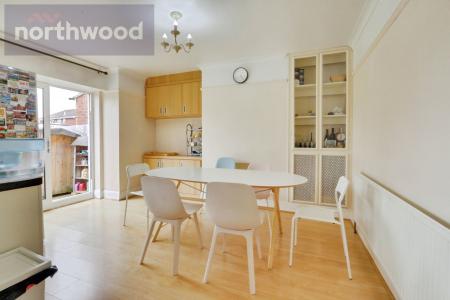 4 bedroom Semi-detached house for sale in Broadway, Fulford, YO10