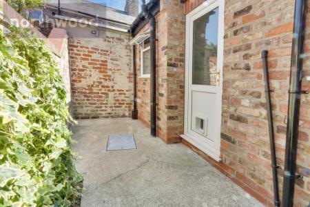 2 bedroom Terraced House for sale in Oak Street, York, YO26