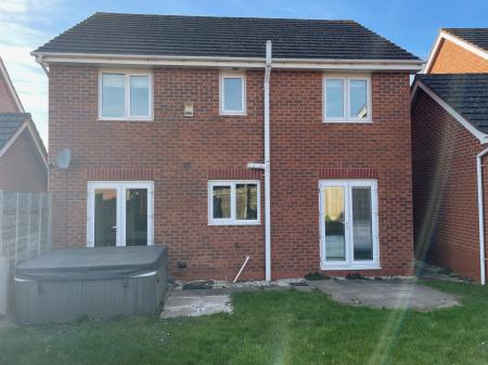 4 bedroom Detached house to let in Lychgate Close, Lakeside, Tamworth, B77