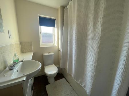 4 bedroom Detached house to let in Lychgate Close, Lakeside, Tamworth, B77