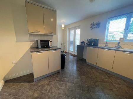 4 bedroom Detached house to let in Lychgate Close, Lakeside, Tamworth, B77