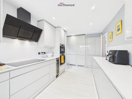 4 bedroom Detached house for sale in Rhuddlan Road, Wrexham, LL14