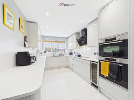 4 bedroom Detached house for sale in Rhuddlan Road, Wrexham, LL14