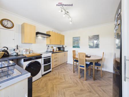 2 bedroom Flat for sale in Smithy Lane, Wrexham, LL12