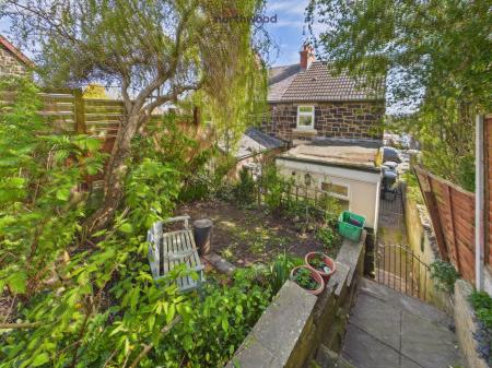 2 bedroom End of terrace house for sale in Victoria Road, Wrexham, LL11