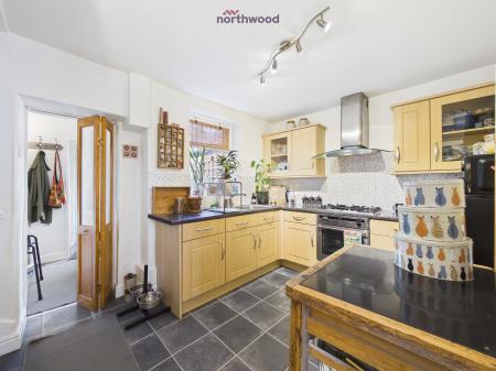 2 bedroom End of terrace house for sale in Victoria Road, Wrexham, LL11