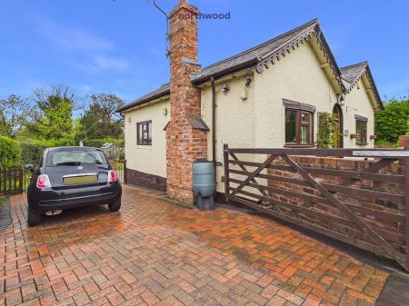 2 bedroom Bungalow for sale in Bryn-Y-Grog Hill, Wrexham, LL13