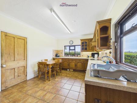 2 bedroom Bungalow for sale in Bryn-Y-Grog Hill, Wrexham, LL13