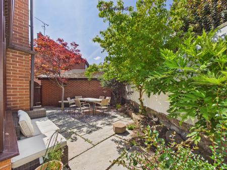 4 bedroom Detached house to let in Bridge Court, Holt, LL13
