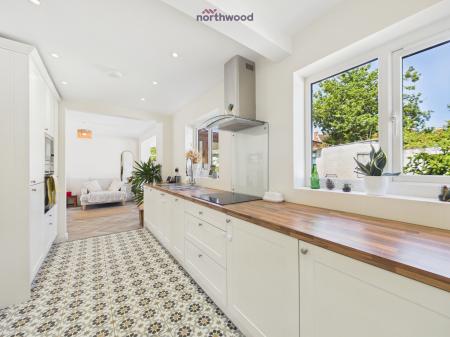 4 bedroom Detached house to let in Bridge Court, Holt, LL13