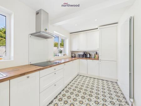 4 bedroom Detached house to let in Bridge Court, Holt, LL13