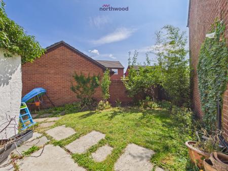 4 bedroom Detached house to let in Bridge Court, Holt, LL13