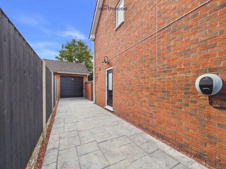 3 bedroom Semi-detached house for sale in Oakhurst, Wrexham, LL13