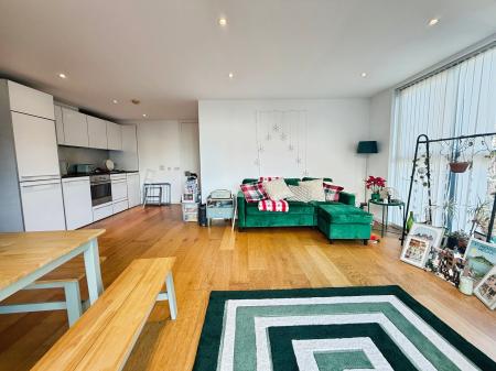 2 bedroom Flat to let in Airpoint, Skypark Road, BS3