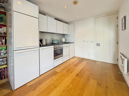 2 bedroom Flat to let in Airpoint, Skypark Road, BS3