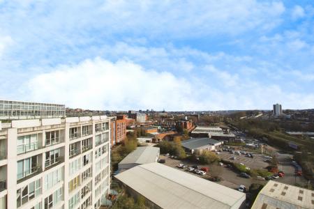 2 bedroom Flat to let in Airpoint, Skypark Road, BS3