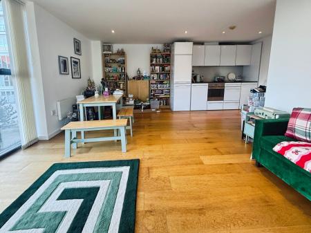 2 bedroom Flat to let in Airpoint, Skypark Road, BS3