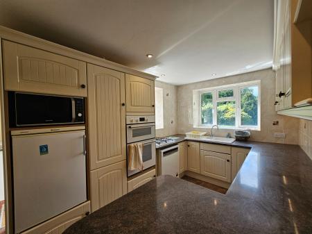 3 bedroom Detached house to let in Backwell Hill Road, Backwell, BS48