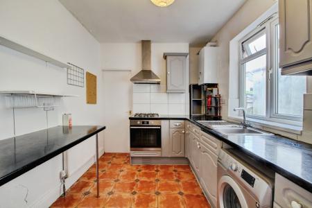 4 bedroom Semi-detached house to let in Upper Perry Hill, Southville, Bristol, BS3