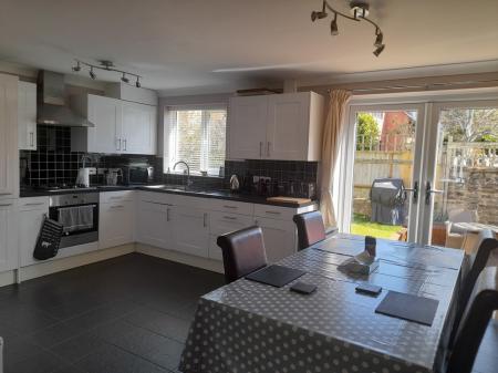 4 bedroom Detached house to let in Cappards Road, Bishop Sutton, BS39
