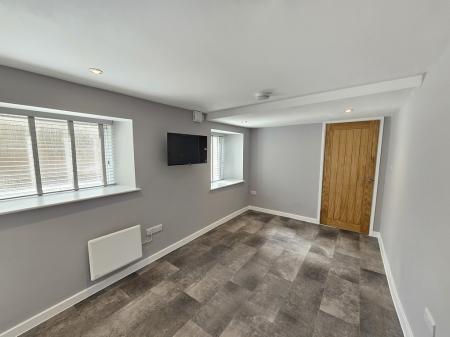 2 bedroom Flat to let in Broad Street, Wrington, BS40