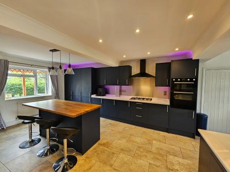 4 bedroom Semi-detached house to let in Bonhill Road, Bishop Sutton, BS39