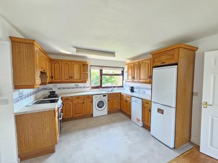 4 bedroom Detached house to let in Stowey Road, Yatton, BS49