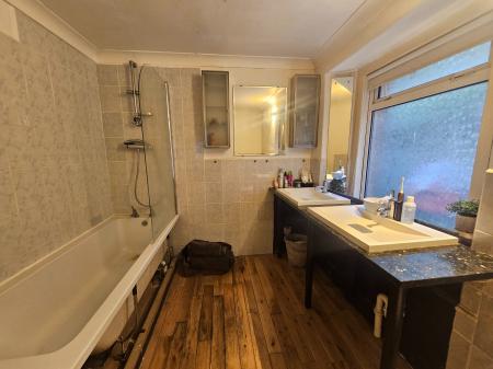 2 bedroom Flat to let in 8 Edinburgh Place, Weston super Mare, BS23