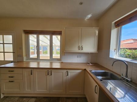 2 bedroom Detached bungalow to let in Greenhill Road, Sandford, BS25