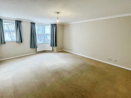 3 bedroom Flat to let in Kings Esplanade, Hove, BN3