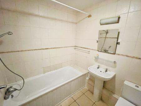3 bedroom Flat to let in Kings Esplanade, Hove, BN3