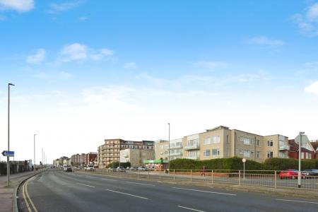 1 bedroom Studio flat to let in Lancaster Court, Hove, BN3