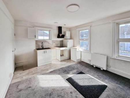 2 bedroom Flat to let in Tarring Road, Worthing, Worthing, BN11