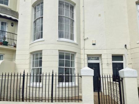 1 bedroom Flat to let in Marine parade, Worthing, Worthing, BN11