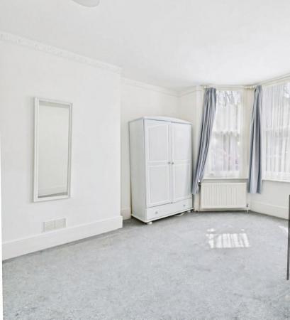 2 bedroom Ground floor flat to let in 8 Warwick Gardens