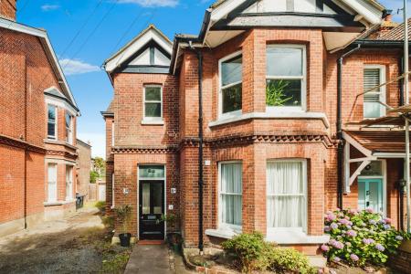 2 bedroom Ground floor flat to let in 8 Warwick Gardens