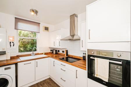 2 bedroom Ground floor flat to let in 8 Warwick Gardens