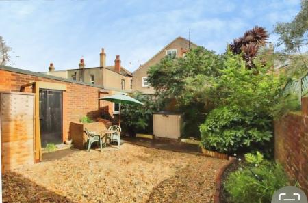 2 bedroom Ground floor flat to let in 8 Warwick Gardens