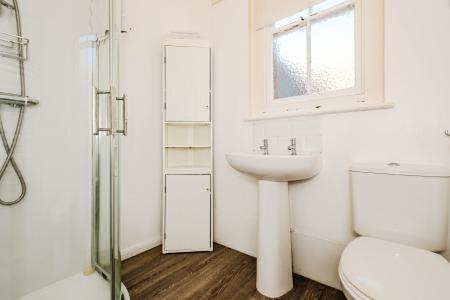 2 bedroom Ground floor flat to let in 8 Warwick Gardens