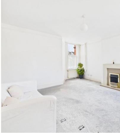 2 bedroom Ground floor flat to let in 8 Warwick Gardens