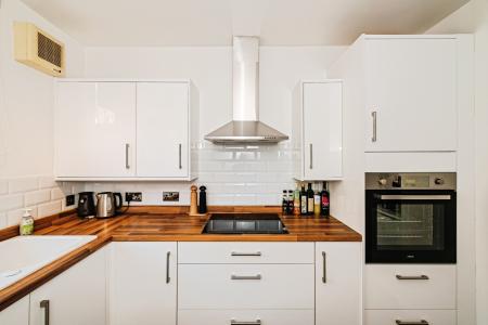 2 bedroom Ground floor flat to let in 8 Warwick Gardens