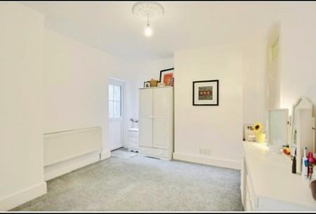 2 bedroom Ground floor flat to let in 8 Warwick Gardens