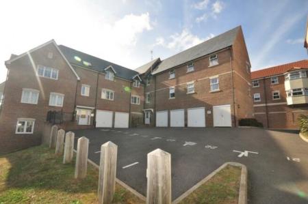 2 bedroom Flat to let in Harwood Close, Pulborough, RH20