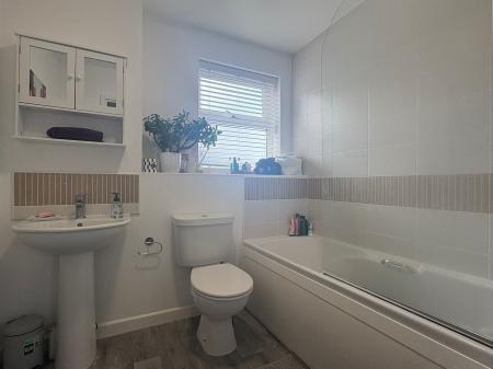 2 bedroom Flat to let in Harwood Close, Pulborough, RH20