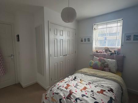 2 bedroom Flat to let in Harwood Close, Pulborough, RH20