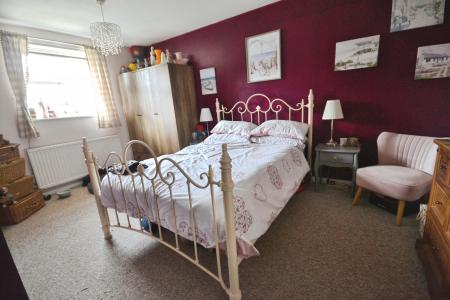 3 bedroom Terraced House for sale in Ellis Close, Arundel, BN18