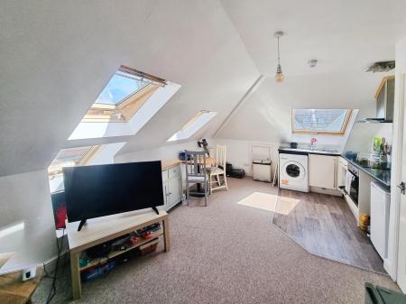 1 bedroom Flat to let in Queens Road, Worthing, BN11
